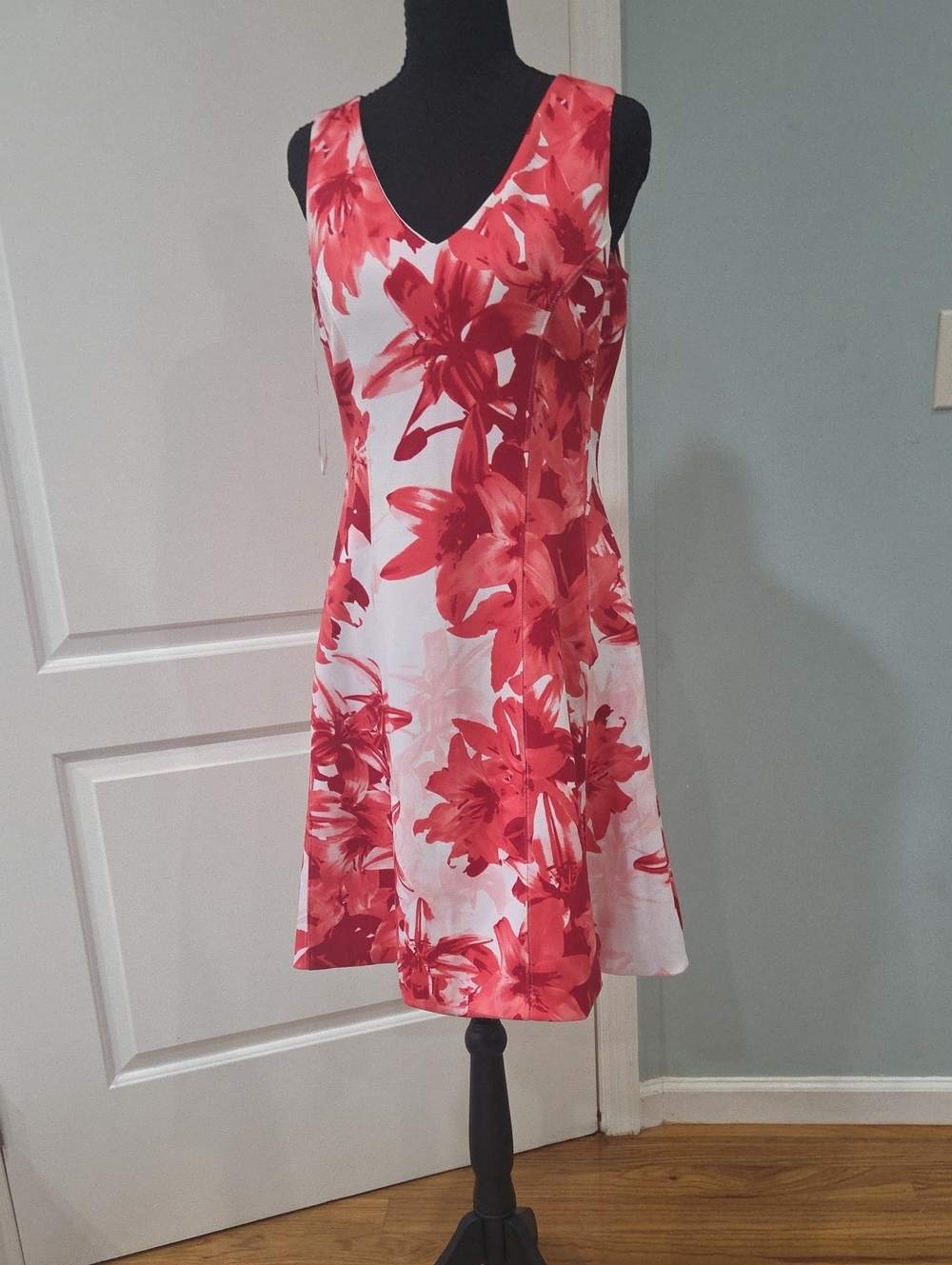 Sleeveless Red Floral V-Neck Dress - Elegant Summer Style